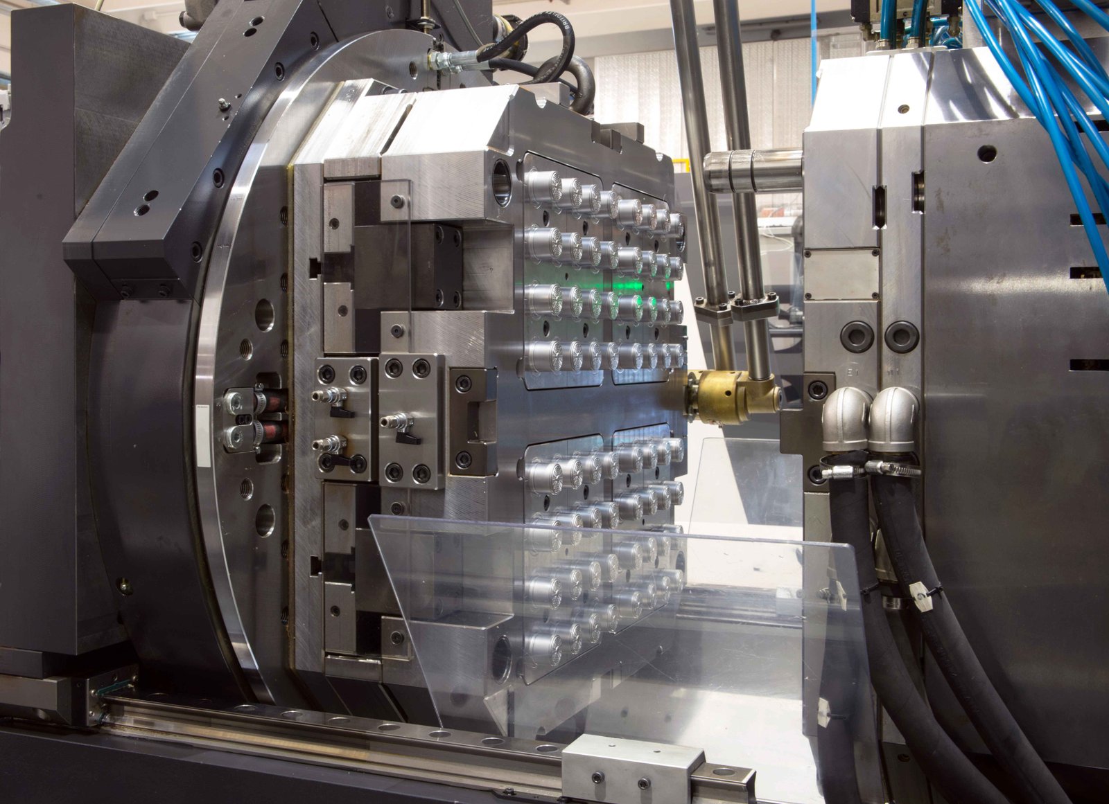 Moule multi-empreintes monté dans une presse d’injection